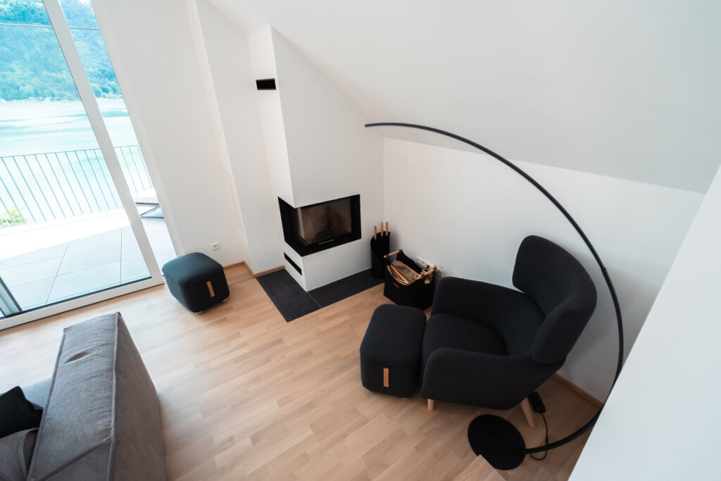 Offener Wohn- und Essbereich der Luxus-Suite Montelago am Ossiachersee