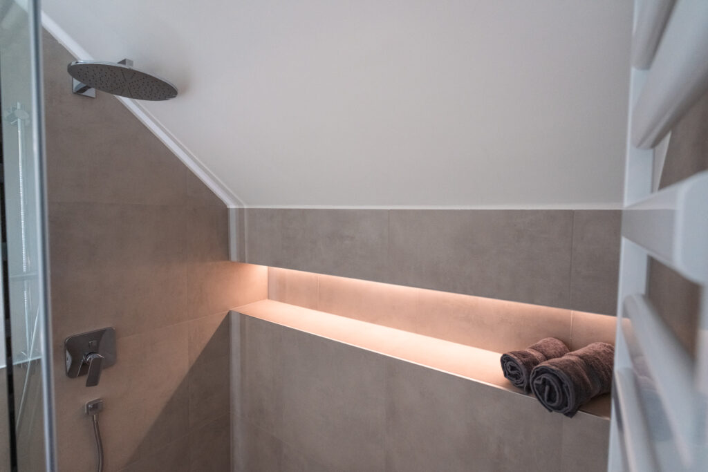 Designinterieur der Montelago Suite mit Panoramakamin