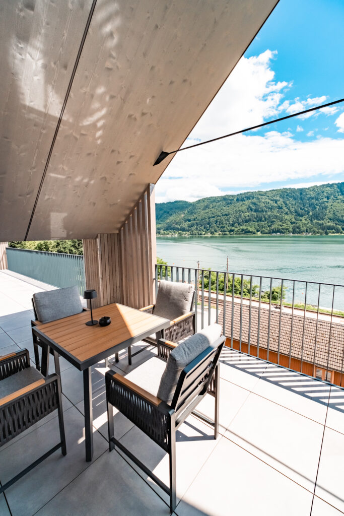 Wohnbereich der Montelago Suite mit Seeblick auf den Ossiachersee