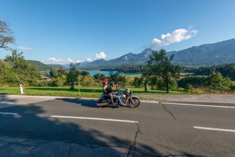 Harley-Davidson Motorräder beim Harley Treffen mit Faaker See im Hintergrund