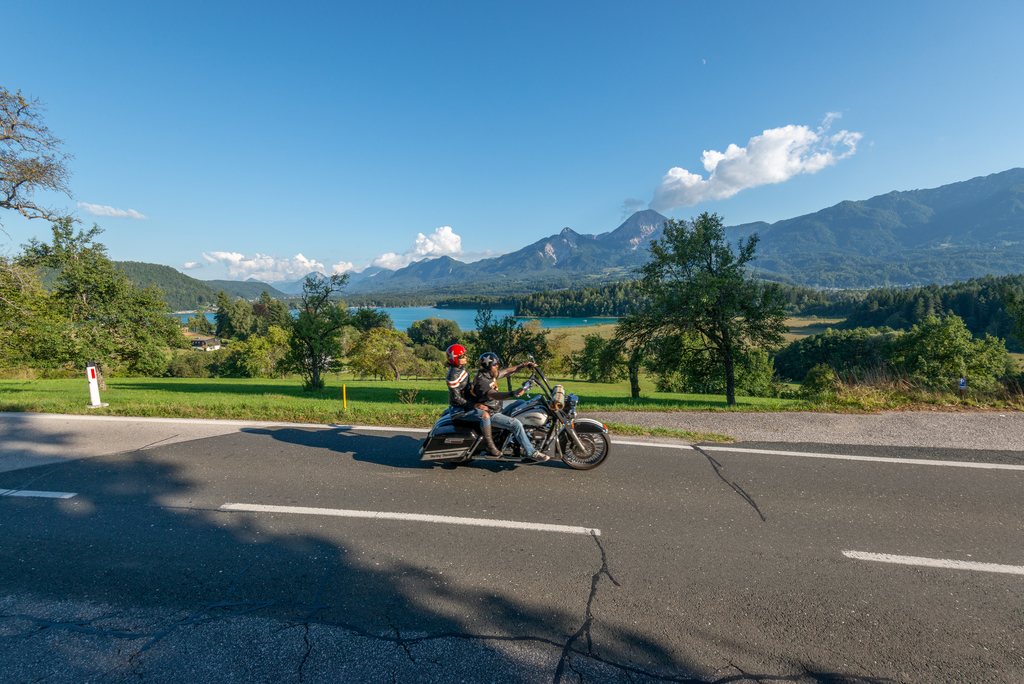 Harley-Davidson Motorräder beim Harley Treffen mit Faaker See im Hintergrund
