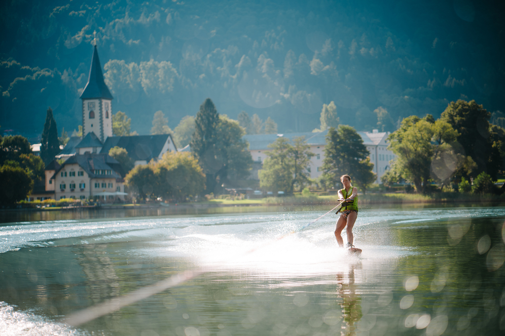 Wakeboarder bei Action auf dem See