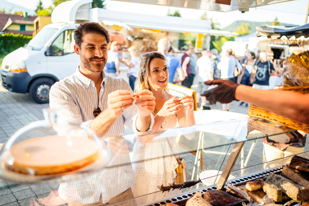 Besucher beim Bauernmarkt in Faak am Faaker See