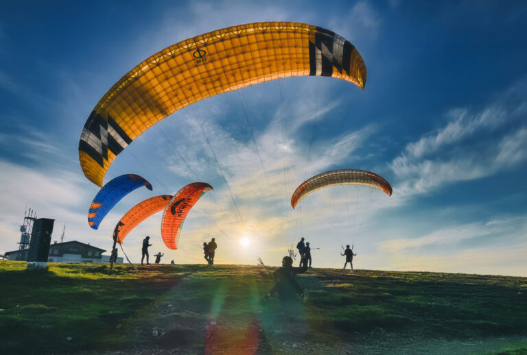 Gleitschirmflieger über der Gerlitzen mit Sonnenuntergang