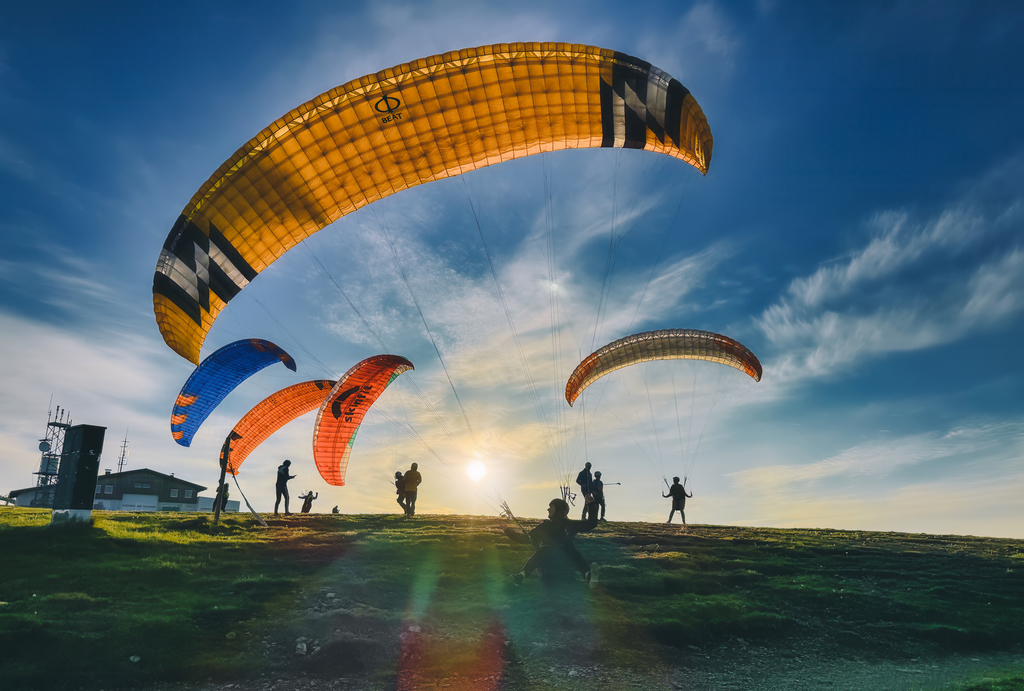 Gleitschirmflieger über der Gerlitzen mit Sonnenuntergang