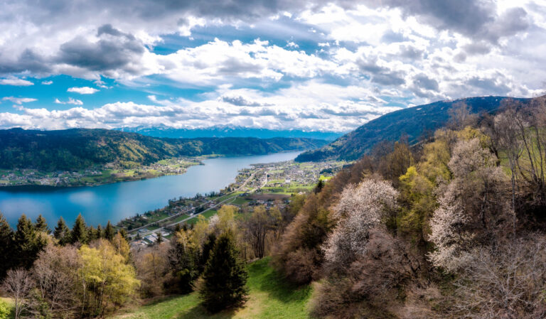 Panorama des Ossiacher Sees mit Bergen im Hintergrund