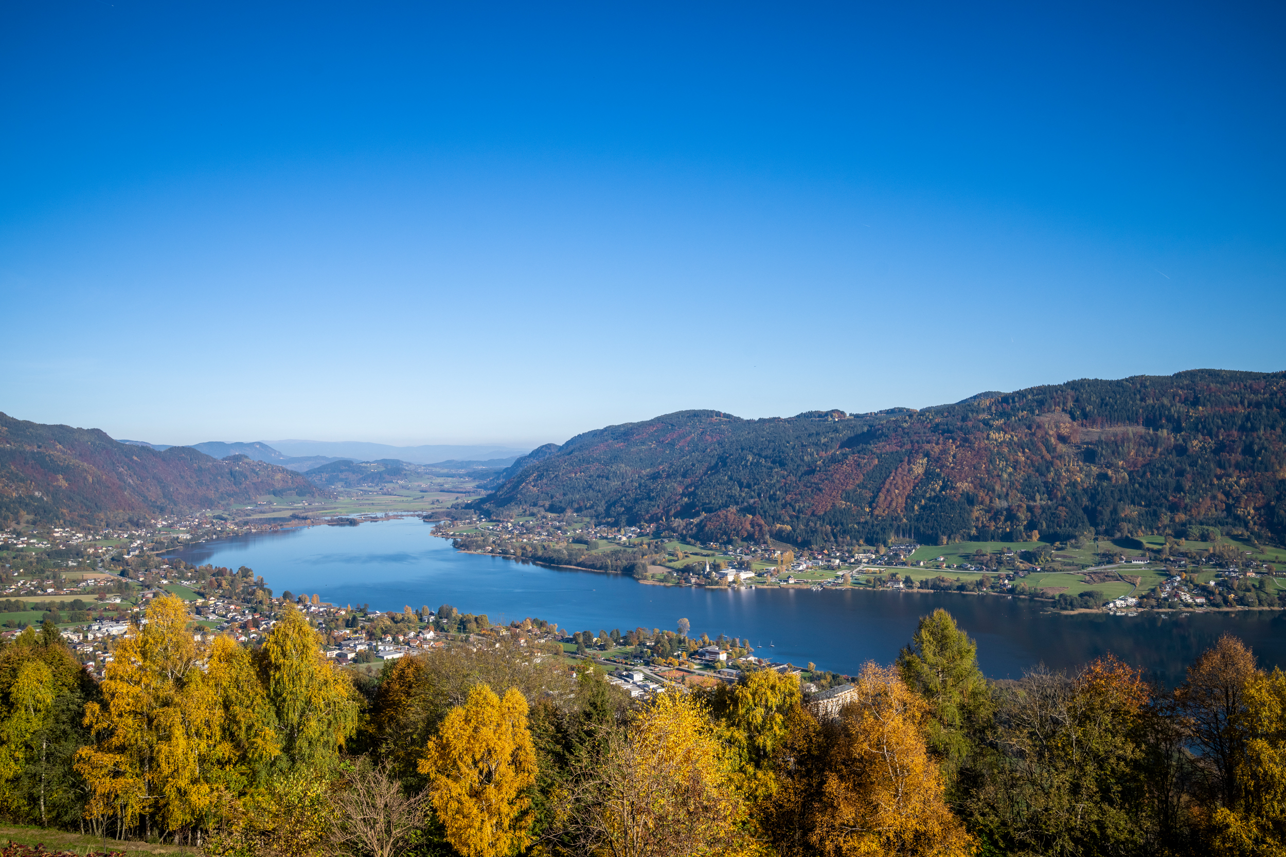 Blick von den Bergen auf den Ossiacher See in Kärnten