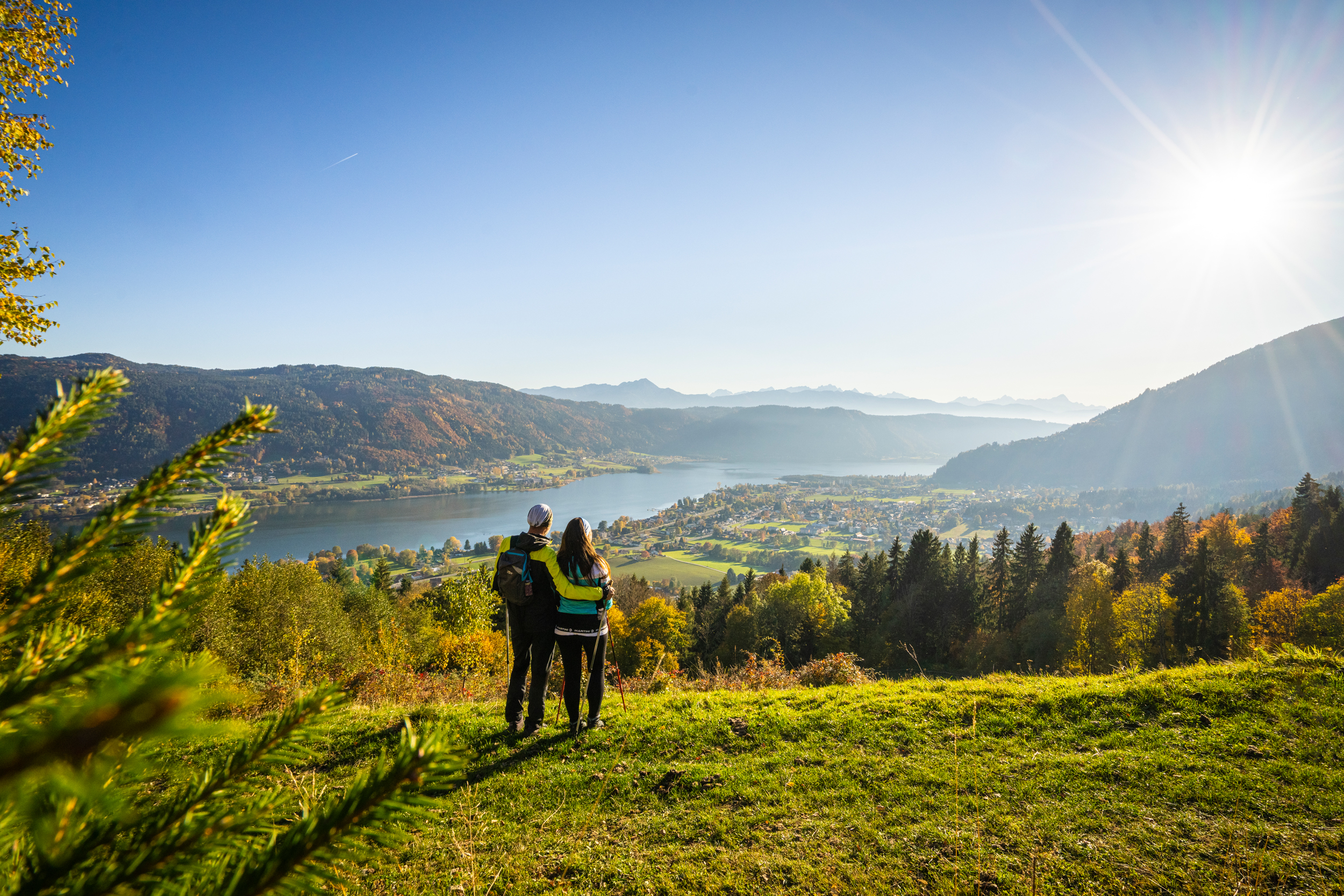 Wanderweg mit Panoramablick über den Ossiacher See in Kärnten