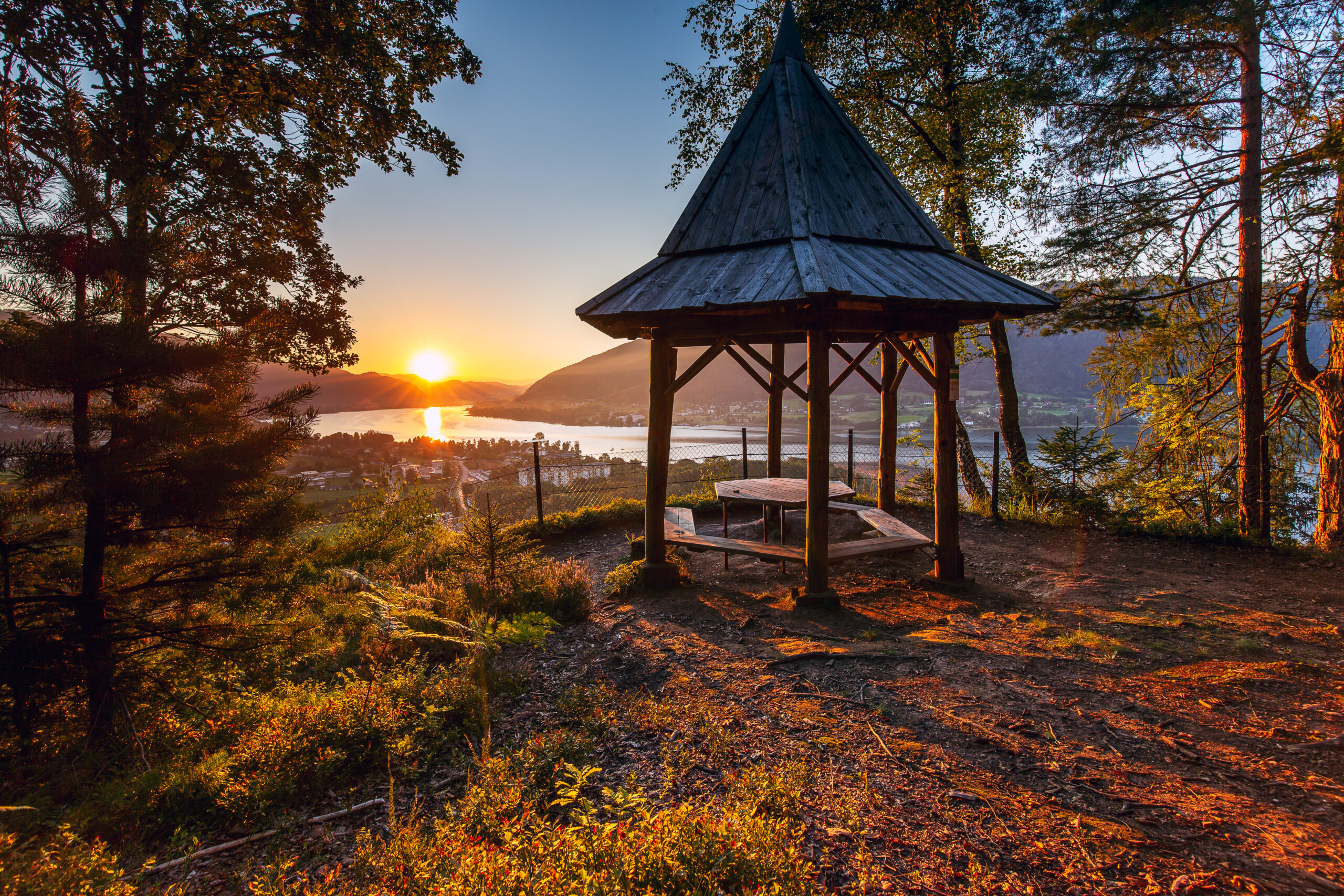 Aussichtspavillon an der Peterlewand über dem Ossiacher See im Herbst