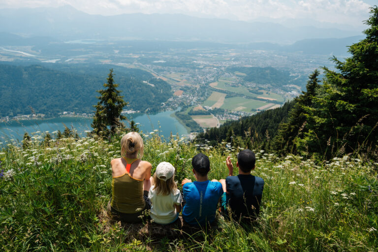 Familie beim Wandern auf der Gerlitzen Alpe über dem Ossiacher See