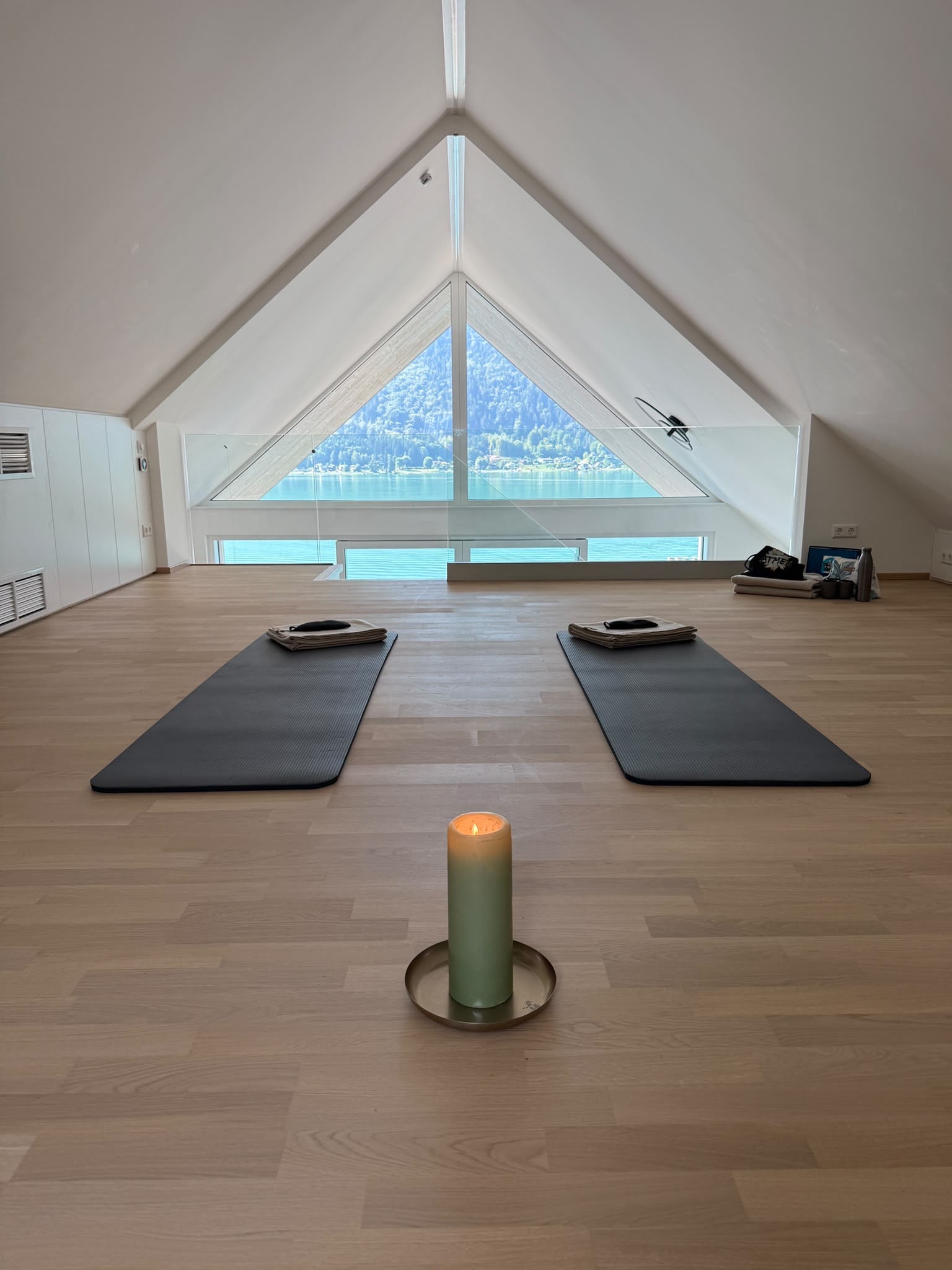 Yoga und Erholung mit Seeblick auf der Terrasse der Montelago Suite am Ossiachersee