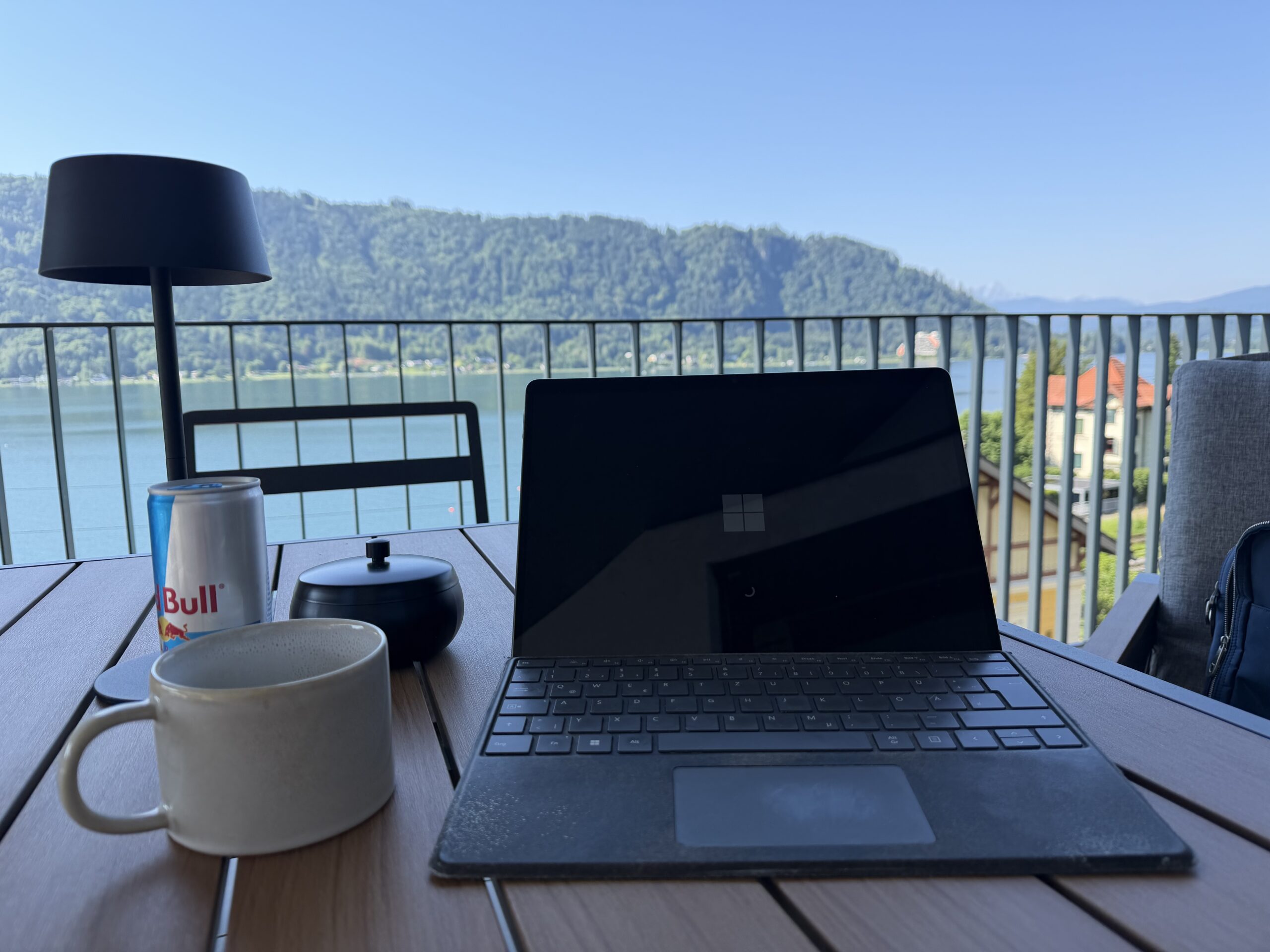 Homeoffice mit Laptop und Seeblick in der Montelago Suite am Ossiachersee